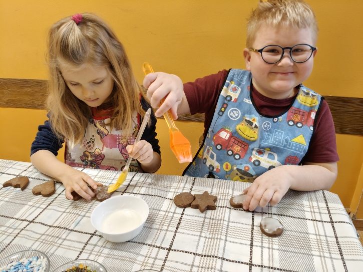 KULTYWUJEMY TRADYCJE ŚWIĄT BOŻEGO NARODZENIA - DEKORUJEMY PIERNICZKI