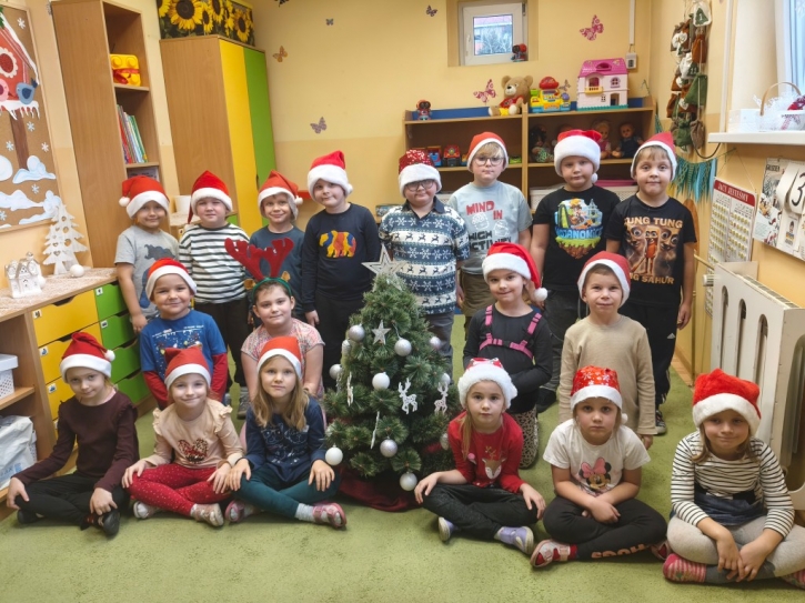 Kultywujemy tradycje świąt Bożego Narodzenia - choineczka w naszej sali