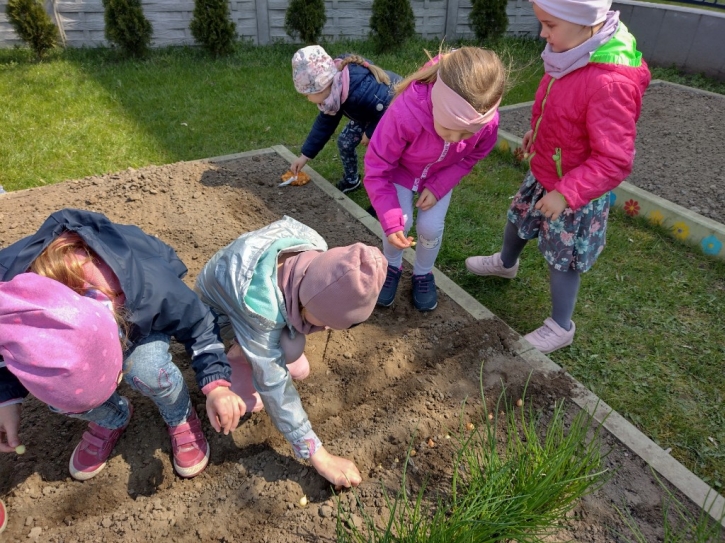 Wiosenne prace w ogrodzie przedszkolnym
